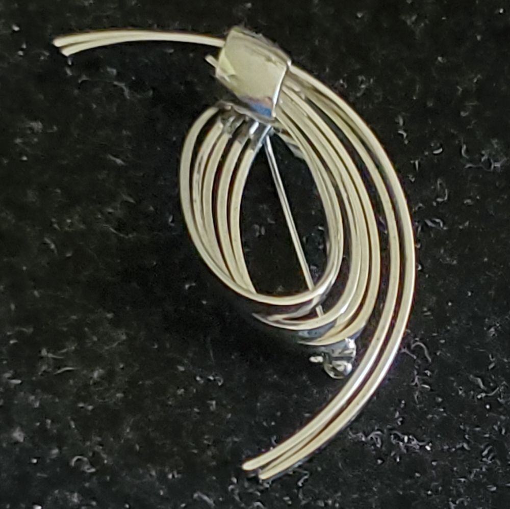 Vintage silvertone tied in a knot brooch